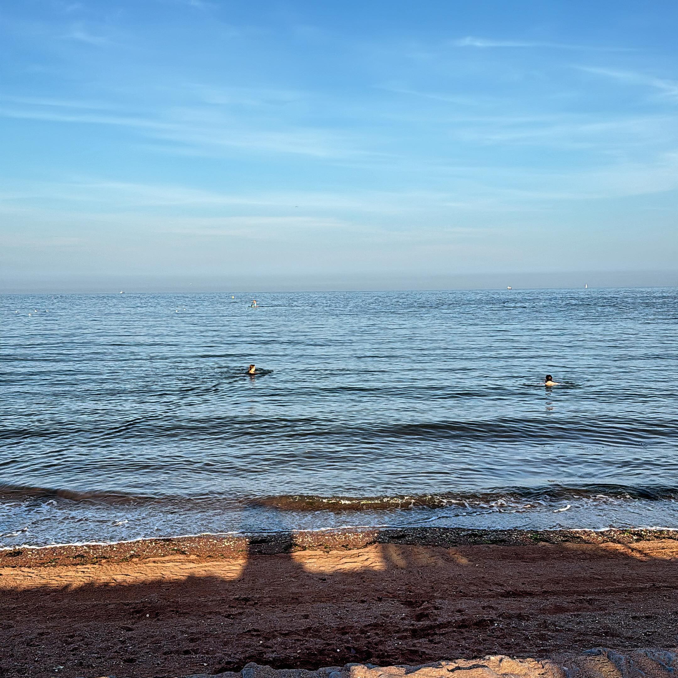 There are peoples in the sea!